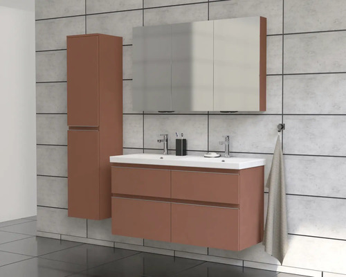 Badezimmer mit Waschtisch, Spiegelschrank und Hochschrank