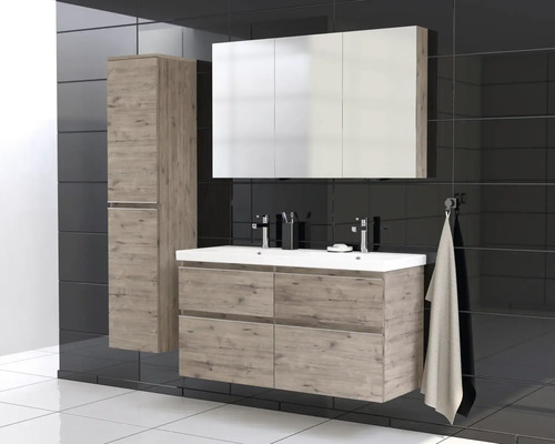 Badezimmer mit Waschtischunterschrank, Spiegelschrank und Hochschrank