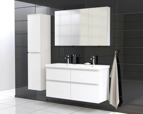 Badezimmer mit Waschtisch, Spiegelschrank und Hochschrank