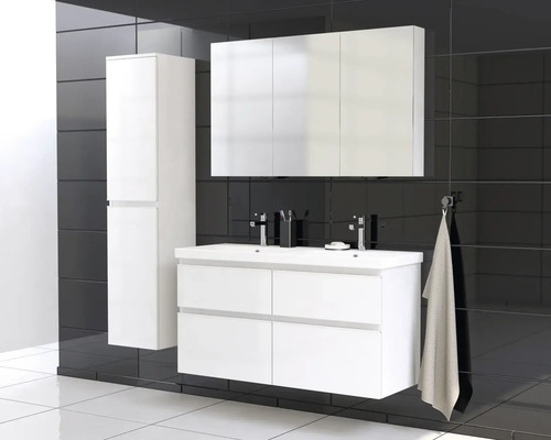 Badezimmer mit weißem Waschtischunterschrank, Spiegelschrank und Hochschrank vor schwarzen Fliesen