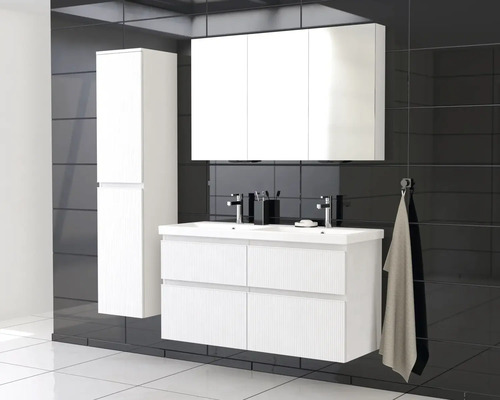 Badezimmer mit Waschtisch, Spiegelschrank und Hochschrank