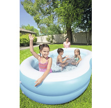 Aufblasbarer Pool mit spielenden Kindern im Garten