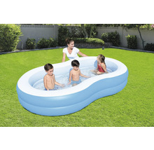Aufblasbarer Pool mit drei Kindern und einer Frau im Garten.