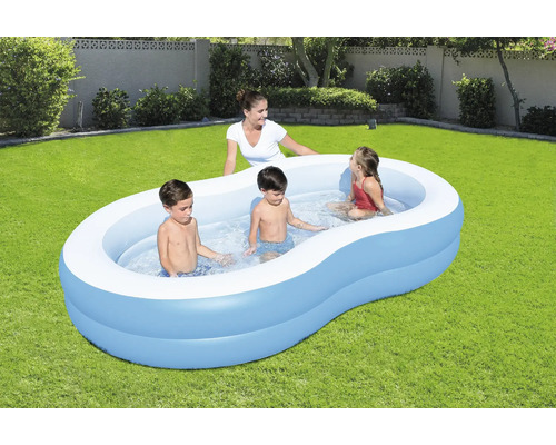 Aufblasbarer Pool mit drei Kindern und einer Frau im Garten.