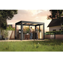 Überdachter Terrassenbereich mit zwei Männern, Tisch, Gartenschränken und Grill