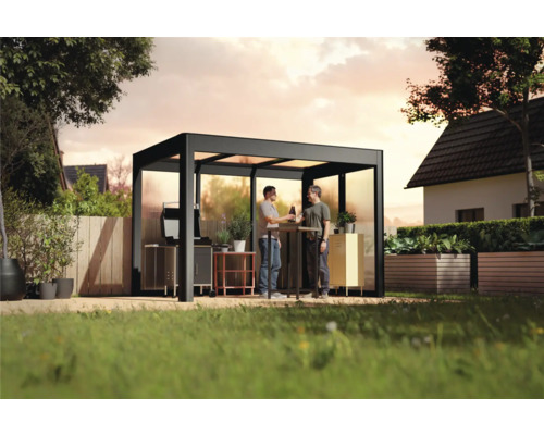 Pergola SunElements SunCover Select 3.2 inkl. Rückwand 338 x 233 cm anthrazit Überdachter Terrassenbereich mit zwei Männern, Tisch, Gartenschränken und Grill