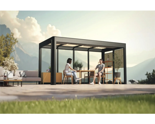 Pergola SunElements SunCover Infinity 4.2 inkl. Rückwand 443 x 233 cm anthrazit Modern gestaltete Terrasse mit Pergola, Gartenmöbeln und Berglandschaft im Hintergrund