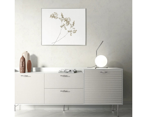 Wohnraum mit Sideboard, Tischleuchte und gerahmtem Pflanzenbild