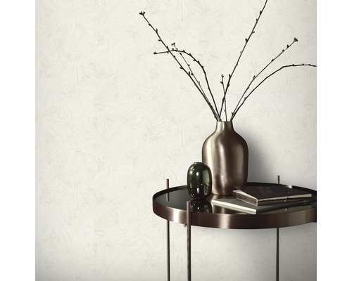 Helle Tapete mit Marmorstruktur, Tisch mit Dekoration