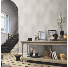 Heller Flur mit Kommode, Dekorationen und Treppe