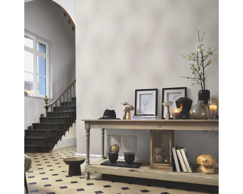 Heller Flur mit Kommode, Dekorationen und Treppe