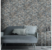 Wohnzimmer mit floral gemusterter Tapete, Sofa und Beistelltisch
