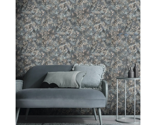 Wohnzimmer mit floral gemusterter Tapete, Sofa und Beistelltisch