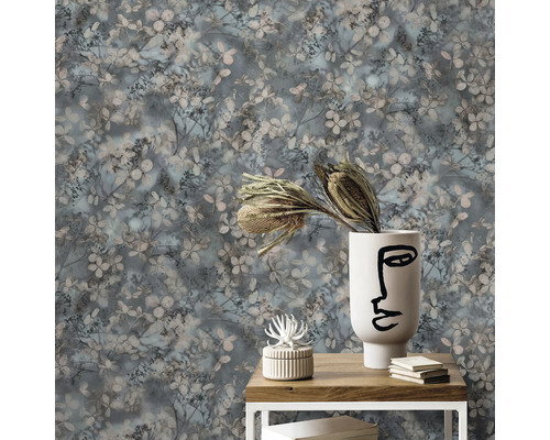 Dekorative Blümchentapete im Interieur mit Tisch und Vasen