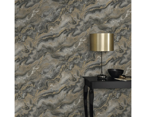 Nahaufnahme einer Wand mit Marmortapete in Grau- und Goldtönen, dekoriert mit einer Lampe und dekorativen Gegenständen auf einem Tisch