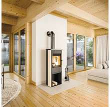 Wohnzimmer mit Kaminofen, Holzbalkendecke und großen Fenstern