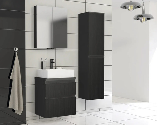 Badezimmer mit Waschbecken, Spiegelschrank und Hochschrank