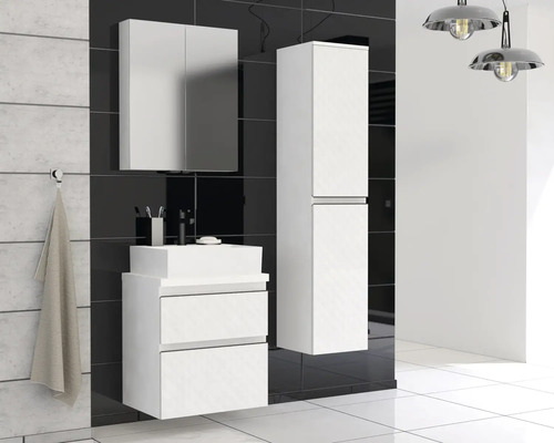 Badezimmer mit Waschbeckenunterschrank, Spiegelschrank und Hochschrank