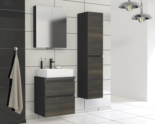 Modernes Badezimmerensemble mit Waschtischunterschrank, Waschbecken, Spiegelschrank und Hochschrank vor gefliester Wand