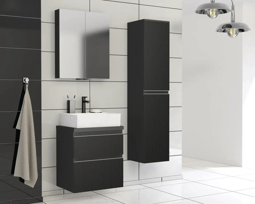 Badezimmer mit Waschtischunterschrank, Spiegelschrank und Hochschrank