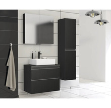 Badezimmer mit Waschtischunterschrank, Spiegelschrank und Hochschrank in dunklem Holzdekor