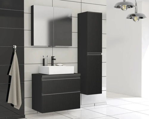 Badezimmer mit Waschtischunterschrank, Spiegelschrank und Hochschrank in dunklem Holzdekor