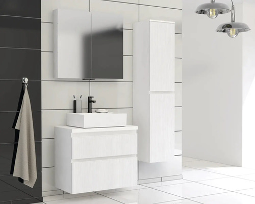 Badezimmer mit Waschbecken, Unterschrank, Spiegelschrank und Hochschrank