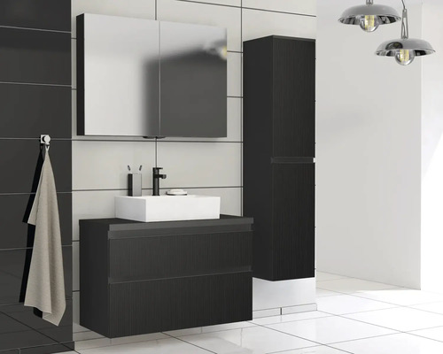 Badezimmer mit Waschtischunterschrank, Spiegelschrank und Hochschrank in dunkler Optik sowie Aufsatzwaschbecken.