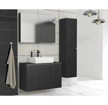 Modernes Badezimmer mit Waschbeckenunterschrank, Spiegelschrank und Hochschrank.