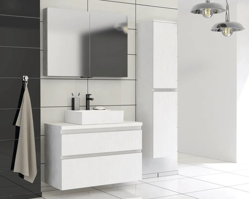 Badezimmer mit Waschbeckenunterschrank, Spiegelschrank und Hochschrank