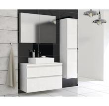 Badezimmer mit Waschtischunterschrank, Spiegelschrank und Hochschrank