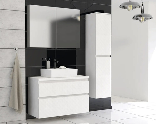 Badezimmer mit Waschtischunterschrank, Spiegelschrank und Hochschrank