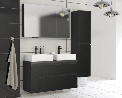 Badezimmer mit Doppelwaschtisch, Spiegelschrank und Hochschrank in dunkler Holzoptik