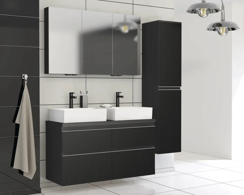 Badezimmer mit Doppelwaschtisch, Spiegelschrank und Hochschrank in dunklem Design