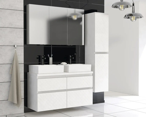 Helles Badezimmer mit Waschtischunterschrank, Aufsatzwaschbecken, Spiegelschrank und Hochschrank