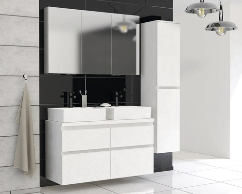 Modernes Badezimmer mit weißem Waschtischunterschrank, zwei Aufsatzwaschbecken, Spiegelschrank und Hochschrank.