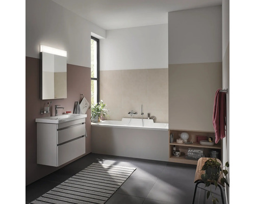 Helles Badezimmer mit Waschtisch, Spiegel, Badewanne und Regal