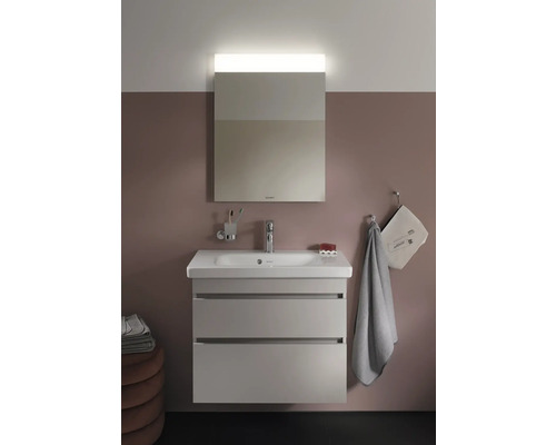 Modernes Badezimmer mit Waschbecken, Unterschrank, Spiegel und Beleuchtung