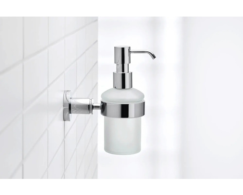 Wandmontierter Seifenspender aus Glas und Metall