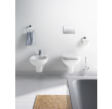 Helles Badezimmer mit Bidet, Wand-Tiefspül-WC, Betätigungsplatte und Badaccessoires