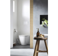 Modernes Badezimmer mit Stand WC, Holzstuhl und Pflanze
