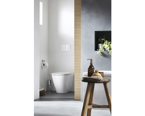 Modernes Badezimmer mit Stand WC, Holzstuhl und Pflanze