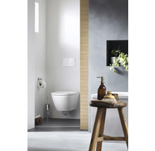Badezimmer mit wandhängendem WC, Toilette, Spülkasten und Holzhocker