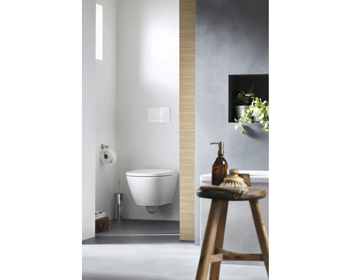 Badezimmer mit wandhängendem WC, Toilette, Spülkasten und Holzhocker