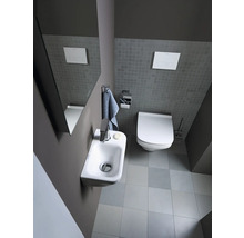 Modernes Badezimmer mit Toilette, Waschbecken und Spiegel
