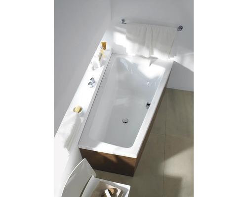 Badezimmer mit Badewanne und Handtuchhalter