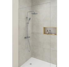 Modernes Badezimmer mit Duscharmatur und Ablagefläche