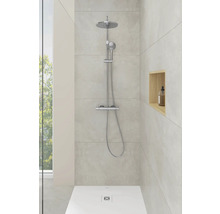 Begehbare Dusche mit Duschkopf und Thermostatarmatur in einem hellen Badezimmer