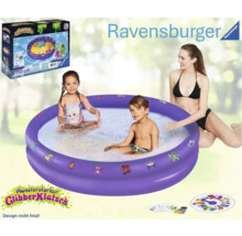 Ravensburger Planschbecken mit Kindern im Wasser und Spielverpackung im Hintergrund