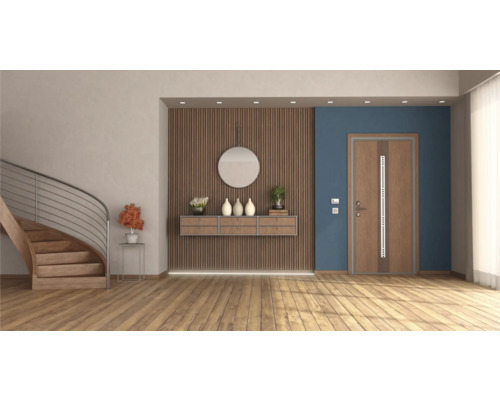 Heller Eingangsbereich mit Holztreppe, Spiegel, Holztäfelung und Tür.